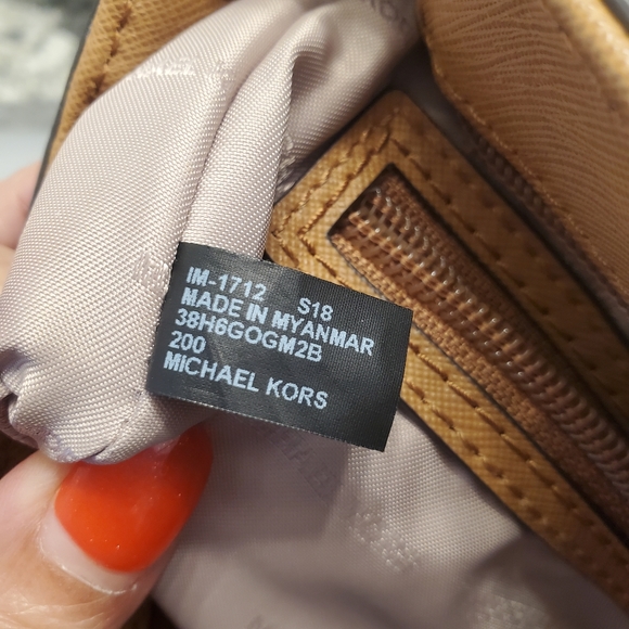 Michael Kors MK Brown Leather Bag Monogram Logo Crossbody Messenger EUC - Picture 10 of 16